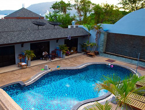 Вілла серед зелені з басейном