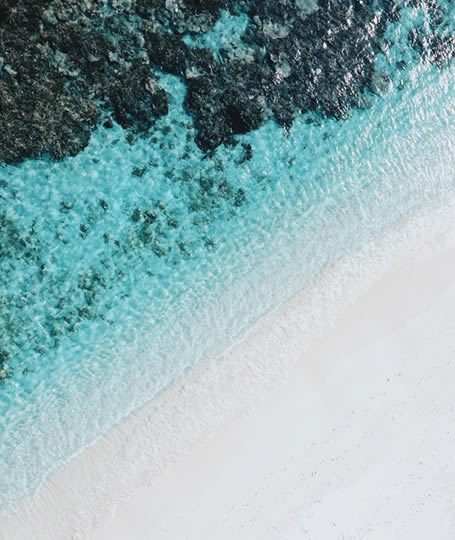 Красивий пляж для відпочинку і подорожей